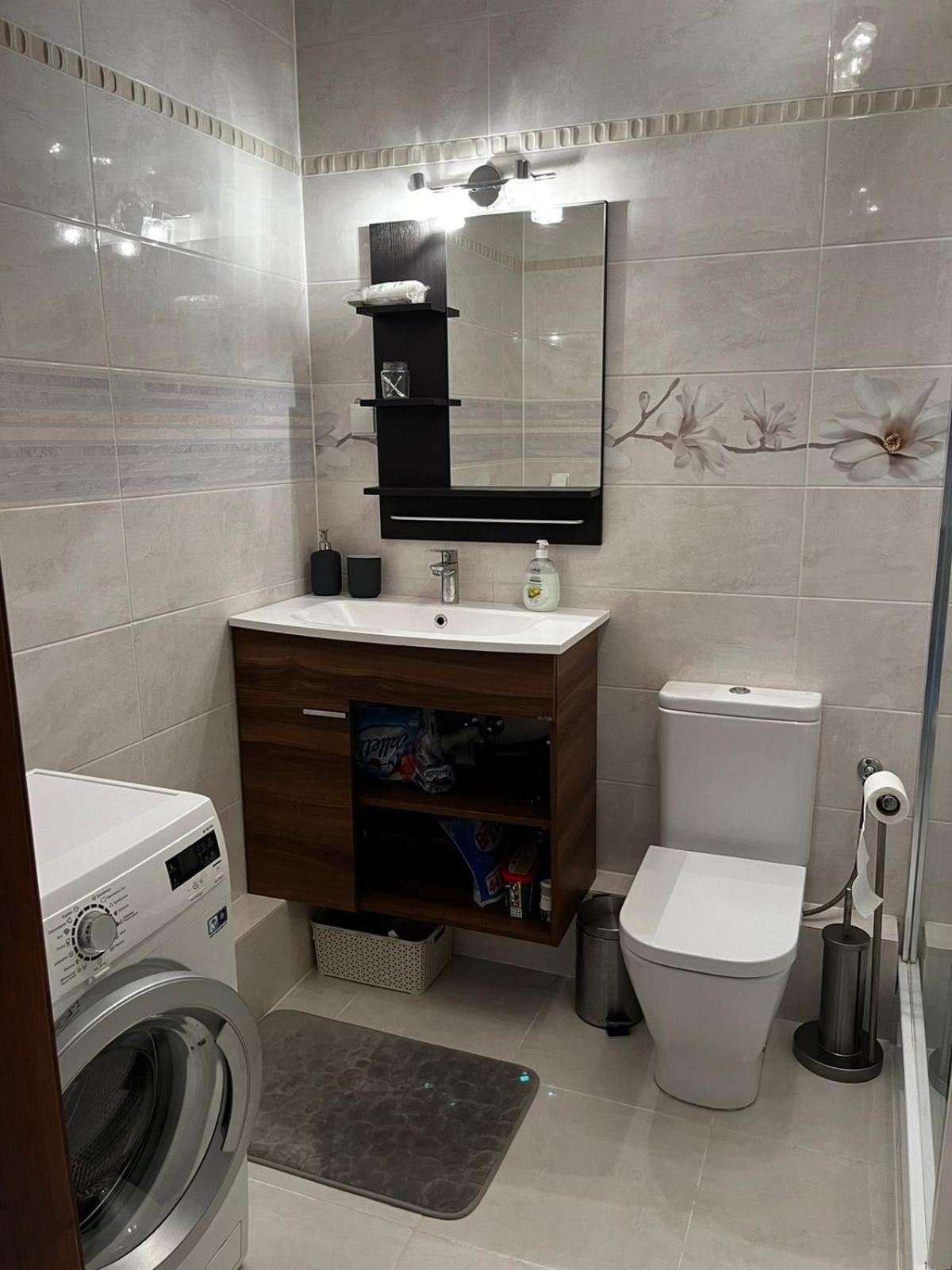 Cozy Corner: Apartment With Wifi And Private Balcony Вроцлав Екстериор снимка